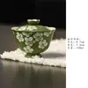 Xícara de Chá de Cerâmica com Borda Floral e Tampa, Pintada à Mão com Flores da Primavera, Projetada para Mulheres, Apresentando um Estilo Fresco e Simples