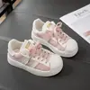 Tênis infantis com biqueira de concha 2025 novo estilo de verão tênis de skate baixo para meninas sapatos casuais para meninos sapatos brancos pequenos versáteis
