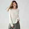 A nova coleção de outono e inverno da Bai Cai Rong apresenta um suéter de malha de cashmere floral macio e delicado em estilo francês, com gola redonda e um caimento solto e confortável.