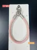 Nova pulseira de couro triangular com fivela dupla para celular, acessório universal, pulseira simples com fivela dupla, corrente de suspensão anti-queda