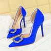 626-K69 Estilo Europeu e Americano Lado Vazado Bico Fino Boca Rasa Sapatos Femininos Fivela de Strass Salto Alto Agulha Salto Super Alto Sapatos de Sedas e Cetins