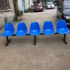 Sillas de plástico en fila con respaldo para canchas de baloncesto, sillas de espera para infusiones en hospitales, taburetes para áreas públicas de parques, asientos de descanso para exteriores