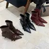 Botas de Media Caña con Punta Fina y Hebilla Retro para Mujer Tacón Delgado Nuevo Otoño/Invierno 2026 Botas Elegantes de Gamuza Francesa para Pantalón