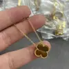 Versión Alta V Collar de Trébol de Cuatro Hojas Dorado Chapado en Oro de 18K Es un Pulsera Ágata Calcedonia Rojo Rosa Concha Blanca Colgante Cadena de Clavícula