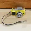 Atuendo de Muñeco de Peluche con Tirantes de Tela Plástica que Hacen Sonido y Accesorios de Cámara SLR Vintage Mini con Luz y Sonido
