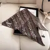 Novo Lenço Triangular Casual Versátil de Algodão e Linho para Mulheres, Lenço Decorativo de Pescoço para Primavera e Verão com Estampa Floral, Lenço de Cabeça com Sensação Fresca e de Alta Qualidade