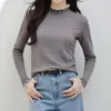 Camiseta de punto de manga larga con cuello semi alto, encaje y perlas para mujer en otoño e invierno, corte ajustado, top de punto simple y de alta gama
