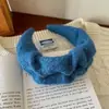 Faixa de Cabelo para Lavar o Rosto Feminina de Pelúcia Azul Klein Fofa com Aba Larga para Outono e Inverno, Grampo de Cabelo Fresco e Doce com Coroa Alta