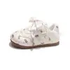 Nueva colección de primavera y otoño de zapatillas de cuero para niños: modernos, versátiles, con suelas suaves y características antideslizantes, adecuados para niñas, y diseñados para correr y aprender a caminar