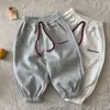 Calça de Moletom Esportiva de Outono para Meninos 2026 Novo Estilo Bebê Estilo Coreano Joggers Roupa Infantil Calças Casuais Simples Versáteis