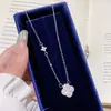 Collar de trébol de cuatro hojas con diamantes brillantes de temperamento fresco joyería de lujo ligero diseño de nicho colgante cadena súper brillante para la clavícula lucky para mujer