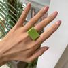 Anillo acrílico de color de tendencia, anillo de resina con borde ancho cuadrado geométrico simple a la moda