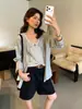 Conjunto de dos piezas de punto casual estilo coreano para principios de otoño de 2026: cárdigan de manga larga con cuello redondo y chaleco versátil a rayas, para ir al trabajo