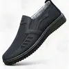 Sapatos casuais masculinos slip-on de sola macia e flexíveis, com cabedal em patchwork contrastante e tecido respirável, estilo 'dad shoes', em estoque