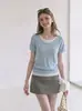 Top de punto azul de dos piezas con cuello redondo y manga corta para mujer, diseño de nicho de verano con ajuste estructurado en los hombros