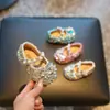 Sapatos de caminhada para bebês com solas macias, modelo primavera-verão 2026, sapatos únicos, sapatos de princesa para bebês com diamantes brilhantes, sapatos estilosos para meninas de 0 a 3 anos