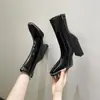 Botines cuadrados simples, elegantes y con estilo, con cremalleras laterales, diseño de inspiración británica, tacones gruesos y silueta esbelta.. Estas botas cortas negras son una nueva colección de invierno 2026 para mujer