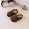 Vanka Hao 2026 nova coleção de inverno: bolinhas retrô, pantufas de algodão fofas para meninas, sapatos infantis para usar ao ar livre estilo Birkenstock, modernos