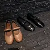 Sapatos Mary Jane Femininos 2025 Bico do Sapato Camada Superior Couro Bovino Bico Redondo Primavera Nova Chegada Sapatos Planos com Fivela de Um Dedo Calçado de Boca Rasa Camada Única para Mulheres