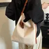 Bolso de mezclilla de gran capacidad estilo relajado para mujer, nuevo bolso de hombro casual para el día a día, bolso cruzado tipo cubo tote simple