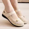 Nuevas sandalias de mujer con plataforma gruesa para madres, de verano, antideslizantes, no abrasivas, adecuadas para mujeres de mediana edad y mayores para usar al caminar, en la playa y para trabajos en la cocina