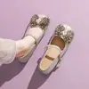 Sapatos de Salto Baixo com Bico Aberto Estilo Francês para Mulheres, Novo Modelo Verão 2026, Strass, Aumento de Altura, Sola Macia, Sapatos Mary Jane Versáteis para Mulheres Baixas
