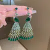 Aretes de Flor con Diamantes Esmeralda y Aguja Plateada, Lujo Ligero, Gama Alta, Aretes Exquisitos, Aretes de Moda para Mujer, Diseño de Nicho