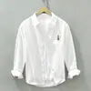 1378 Camisa casual de manga larga de color sólido japonés literaria y versátil camisa de manga larga con bordado de oso