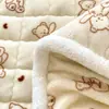 Falda de Cama Acolchada de Vellón de Leche Invernal Cubrecama Engrosado Juego de Tres Piezas de Vellón de Coral Cálido Protector de Colchón Antideslizante