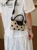 Bolso Cubo de Diseño Nicho Coreano con Parches de Lunares para Mujer 2026 Modelo Nuevo Exquisito Bolso de Hombro Cruzado para el Viaje Diario