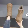 Botas de neve femininas populares para o inverno 2026, novo estilo, sola plana, forradas com fleece, espessadas, sapatos de algodão nordestinos, impermeáveis, antiderrapantes, botas curtas quentes