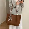 Bolsa tote de camurça minimalista e sofisticada transfronteiriça para mulheres, nova coleção outono/inverno 2026, grande capacidade, adequada para o trabalho, bolsa de ombro e pode ser carregada sob o braço