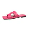 Sandalias planas de color liso de gran tamaño nuevas para mujer, estilo europeo y americano, adecuadas para usar al aire libre, tejidas, casuales, sandalias de playa versátiles
