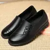 Zapatos de salón para mujer, modelo otoño 2026, ultraligeros, de suela plana, antideslizantes, sin cordones, casuales, para mujeres de mediana edad y mayores