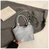 Nuevos bolsos para mujer 2025, bolso de cubo popular, primavera y verano, diseño de nicho, bolso cruzado de un solo hombro, bolso de mano de alta gama.