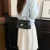 Bolsa pequena de corrente com padrão de losangos para mulheres, estilo coreano, alto valor estético, design simples, novo modelo de verão 2026, bolsa de ombro e transversal, moderna e estilosa