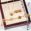 Set de Joyería Étnica Chapado en Oro de Xinjiang con Piedra de Ojo de Tigre Incrustada con Diamantes y Collar de Trébol de Cuatro Hojas para Mujer, Accesorio de Cuello Versátil de Alta Gama