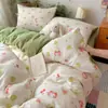 Conjunto de cama de quatro peças amigável à pele, novo modelo 2026, capa de edredom de gaze de camada dupla, lençol e capa de colcha para dormitório individual de estudante, conjunto de três peças