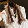 Bufanda plisada artística de color marrón estilo coreano para mujer, nueva bufanda versátil de seda para otoño 2026 para viajes y sesiones de fotos, creando un look atmosférico
