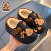 Chinelos de algodão infantis para outono e inverno, de capivara, para meninos e meninas, quentes, com forro de pelúcia, impermeáveis, para crianças maiores, com calcanhar fechado