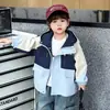 Jaqueta com Capuz Masculina de Primavera 2026 Nova Estilosa Roupa Infantil Tendência Legal Moda Primavera e Outono para Meninos Corta-vento de Bebê