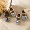 Sapatos femininos de strass estilo coreano, novos sapatos infantis de couro com solas macias, sapatos de princesa estilosos para bebês e crianças pequenas, sapatos Mary Jane