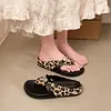 Chanclas planas ligeras estilo francés para mujer, para uso exterior en verano, nuevas sandalias casuales 2026 para combinar con faldas, chanclas de dedo