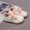 Zapatos Deportivos Infantiles para Niños y Niñas 2026 Otoño Nuevos de Velcro Transpirables Casuales Estilo Coreano Ligeros para Correr Blancos