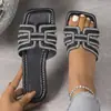 Sandalias Planas de Talla Grande Transfronterizas para Mujer Verano 2025 Nuevas Zapatillas Casuales Cuadradas con Strass de Combinación de Colores Europea y Americana