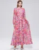 Foto Real de um Vestido Estampado de Alto Padrão, Estilo Francês, com Gola Alta, Mangas Longas, Cintura Marcada e Saia Evasê, Acompanha uma Alça