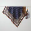2026 Nuevo Bufanda Cuadrada Pequeña de Algodón Terciopelo Estampada por Ambos Lados para Primavera y Verano Bufanda de Cuello Versátil y Elegante para Mujer que Realza el Cutis