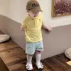 Novo conjunto infantil estilo coreano, fofo conjunto de duas peças com camiseta de manga curta e gola polo e shorts listrados para meninos e meninas