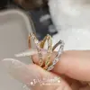 Anel Torcido Único, Moderno e Personalizado, Design Trançado com Pequenos Diamantes, Anel de Cauda Aberta, Cravejado com Diamantes, Compacto e Versátil, Anel de Noivado Atacado