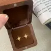 Brincos de Prata 925 Banhados a Ouro 18K para Mulheres, Simples e Exquisitos Estilosos Nicho Estrela de Quatro Pontas Peça de Roupa Pequenos Brincos Novo Estilo